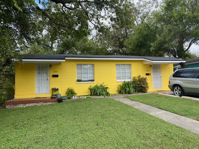 Duplex- esta unidad es la puerta de la IZQUIERDA - 1807 W Craig Pl