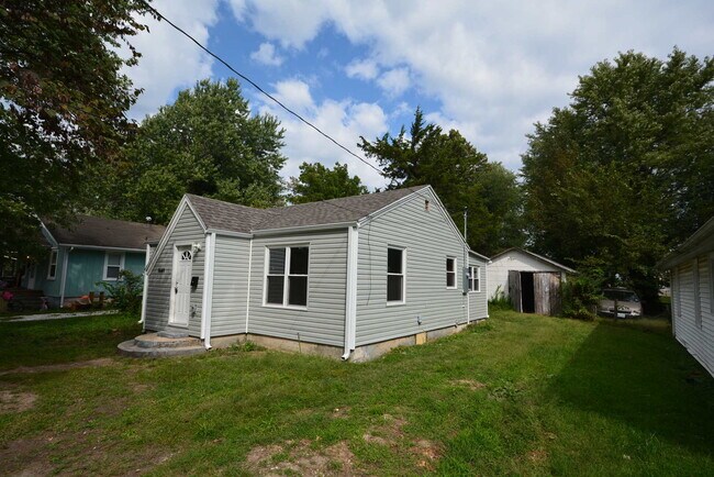 Building Photo - Rent  this AMAZING South East Side Recentl...