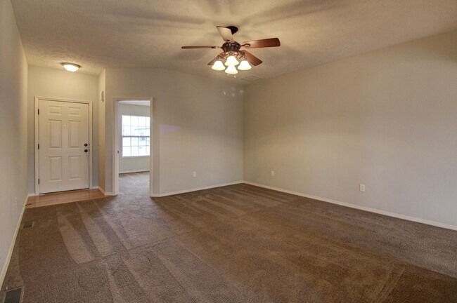 Building Photo - 1094 S Tanner Dr