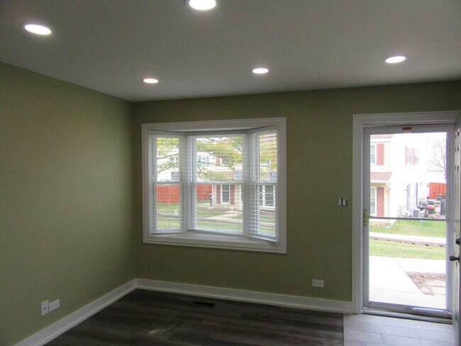 Building Photo - 1809 Jamestown Cir