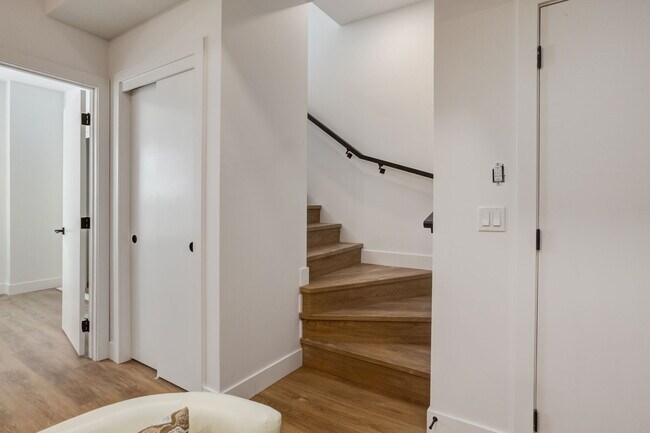 Building Photo - Modern Private Basement Suite in Capitol Hill | Pet Friendly