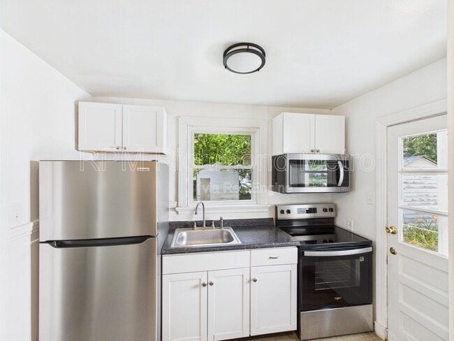Building Photo - 3905 Larchmont Ln