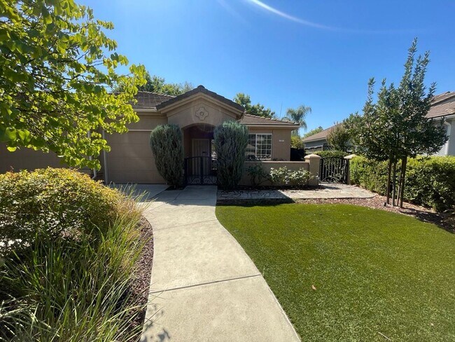 Foto del edificio - Here it is!!! Incredible 3-Bed | 2-Bath Ho...