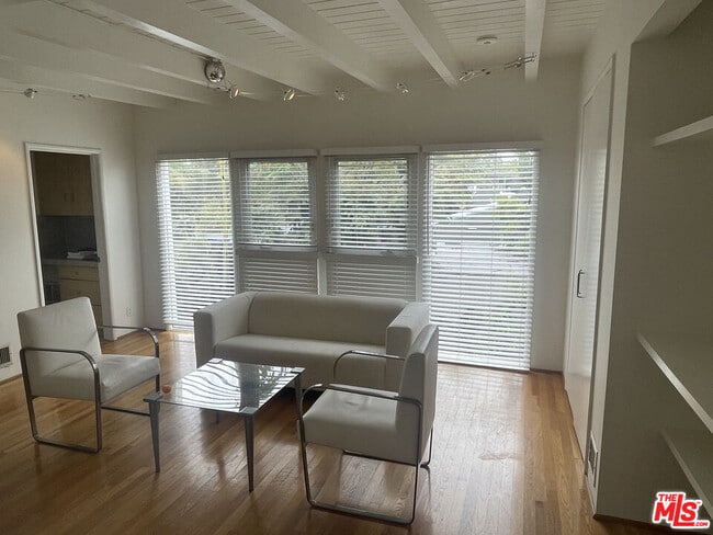 Building Photo - 516 N San Vicente Blvd