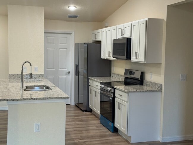 Building Photo - 9006 Meadow Cir