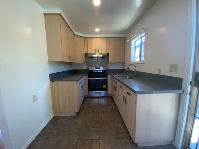 Building Photo - Studio Apartment located in the heart of Los Angeles, CA