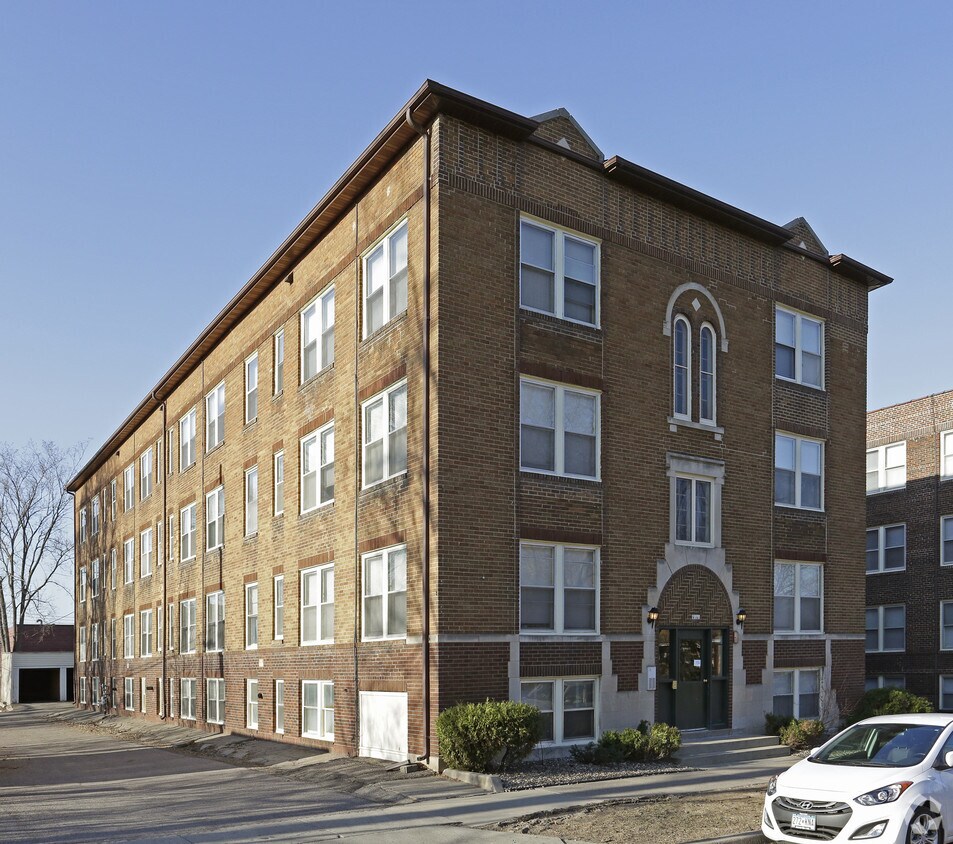 Building Photo - 2276 Highland Pky