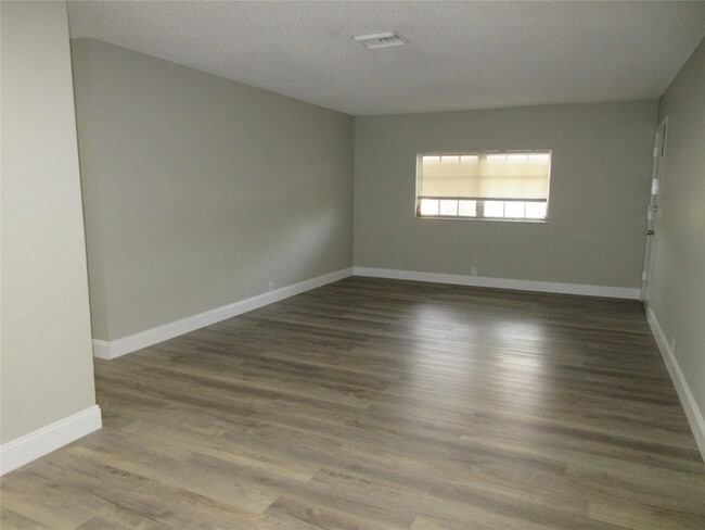 Foto del edificio - 4280 Woodside Dr