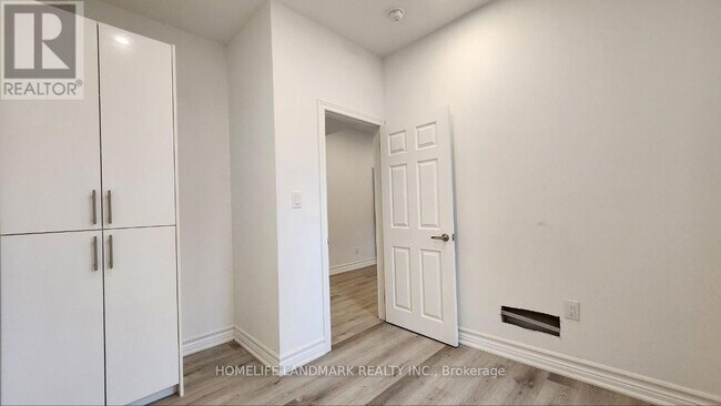 Photo du bâtiment - 325-325 Simcoe St S