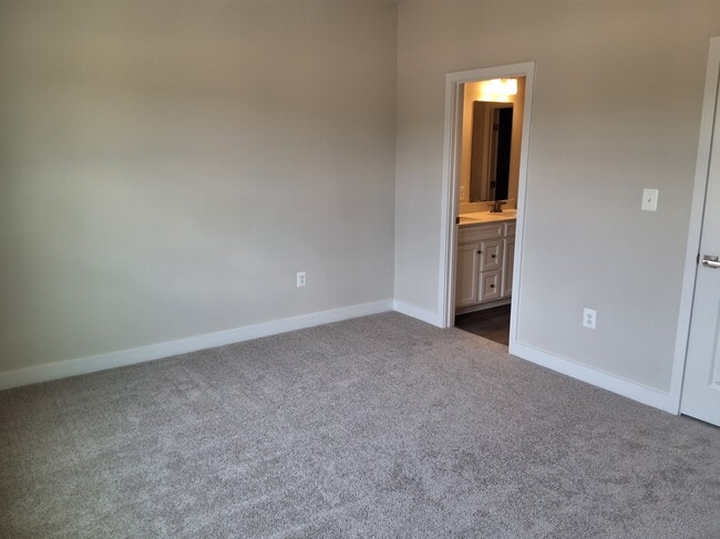 Building Photo - 16148 Hyde Pk Pl