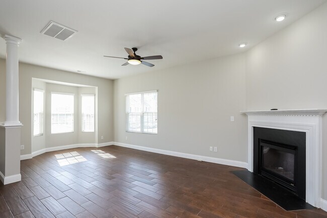 Building Photo - Amazing 3 Bedroom