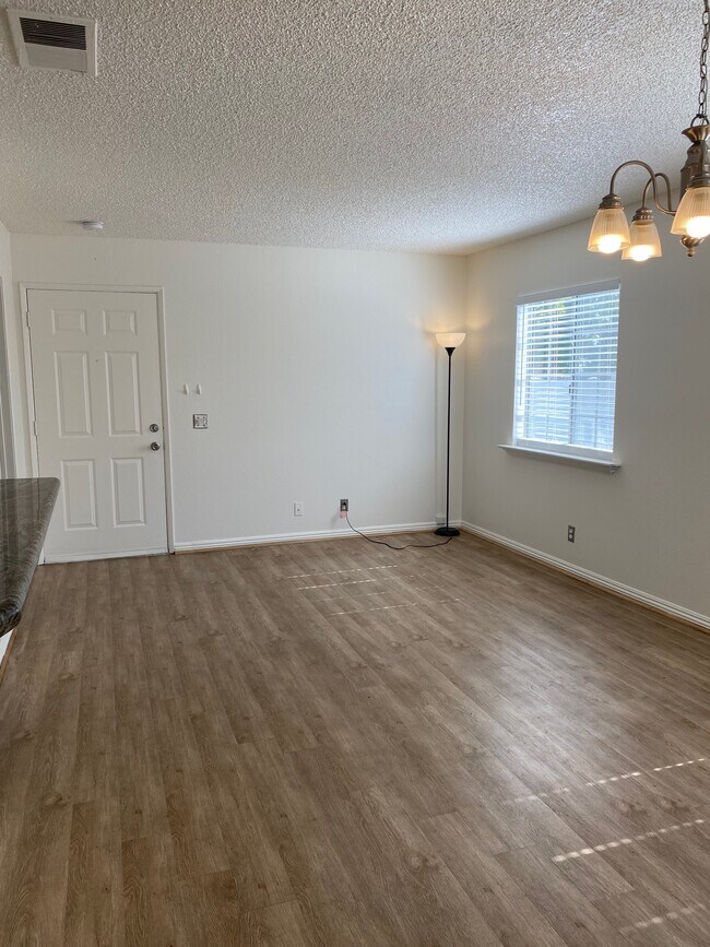 Foto del edificio - 8463 De Soto Ave