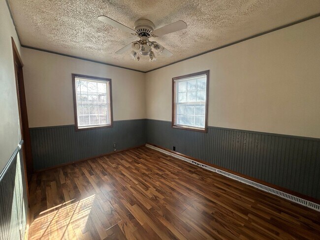 Building Photo - 2 Bedroom 1 Bathroom house available now!