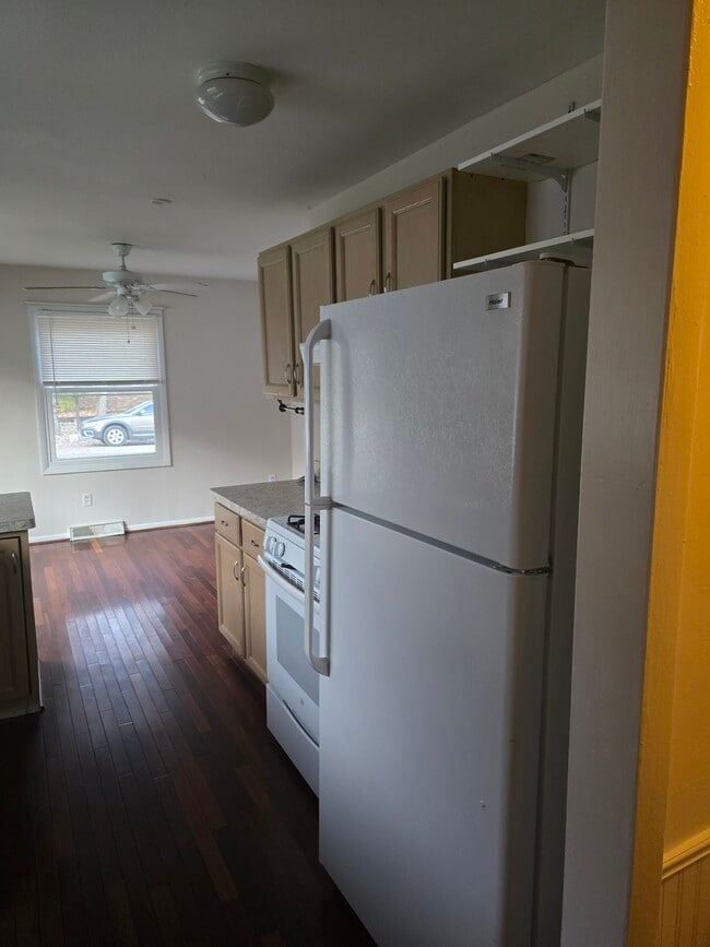 kitchen - 8570 Country Club Dr
