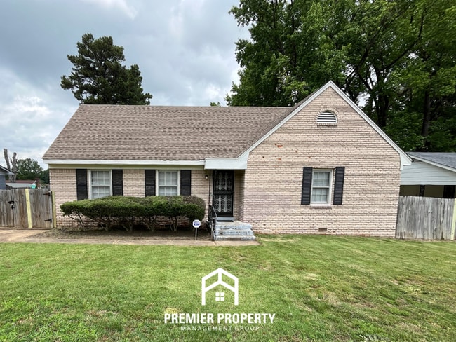 Spacious 4BR/2BA Whitehaven Home | Hardwood Throughout, Fireplace & Covered Patio - Spacious 4BR/2BA Whitehaven Home | Hardwood Throughout, Fireplace & Covered Patio