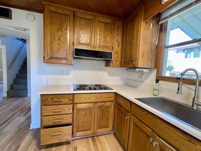 Foto del edificio - 2+ Bed / 1 Bath Charming House (with basement) in Sellwood