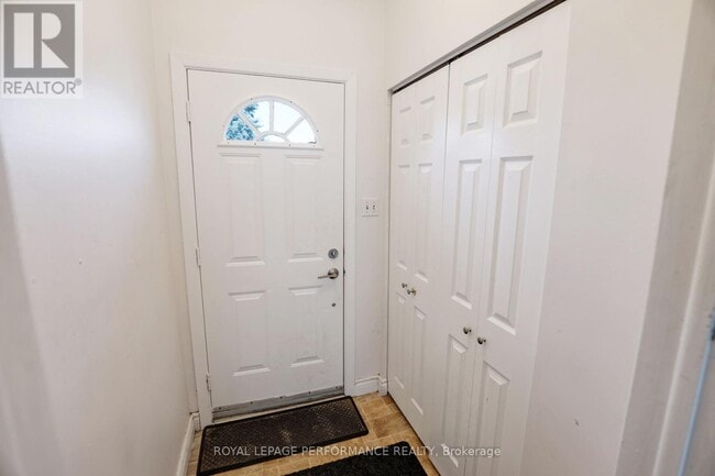 Building Photo - 142 Meadowlands Dr W