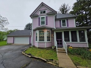 Building Photo - Well-Maintained Historic 4 BR Home Close to Campus! Lawn Mowing Included!