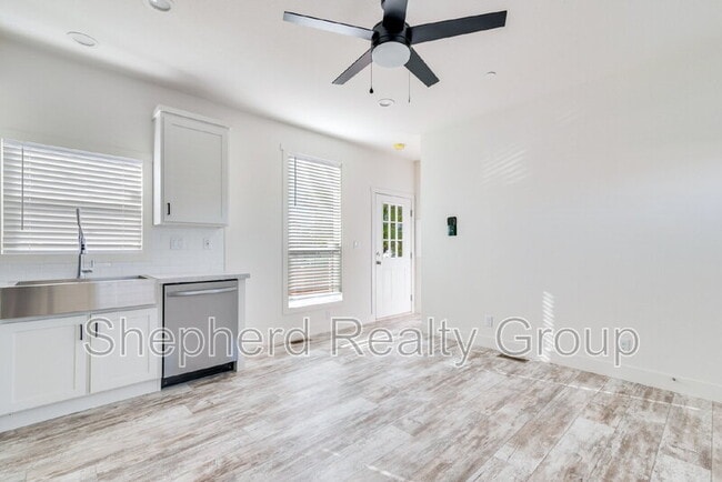 Building Photo - 15914 Dauchy Ave