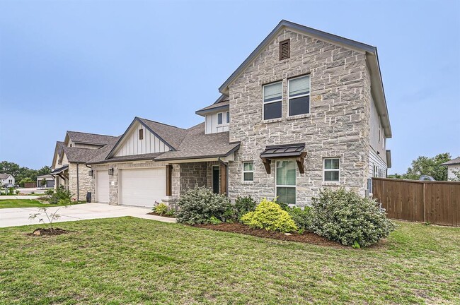 Building Photo - 542 Round Vly Trl