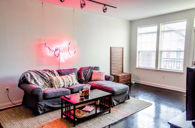 Building Photo - 501 N Walnut