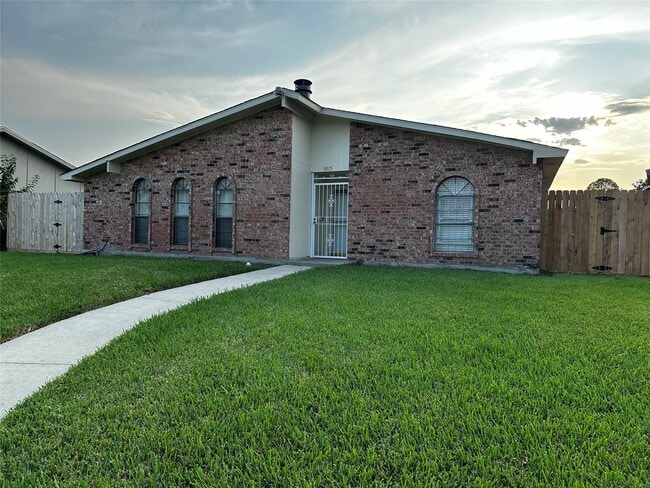Foto del edificio - 5915 Trailview Dr