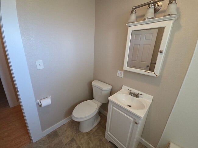 Building Photo - Peaceful 2 bedroom home
