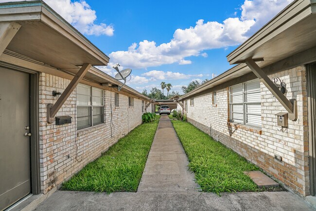 Building Photo - 1112 Violet Ave