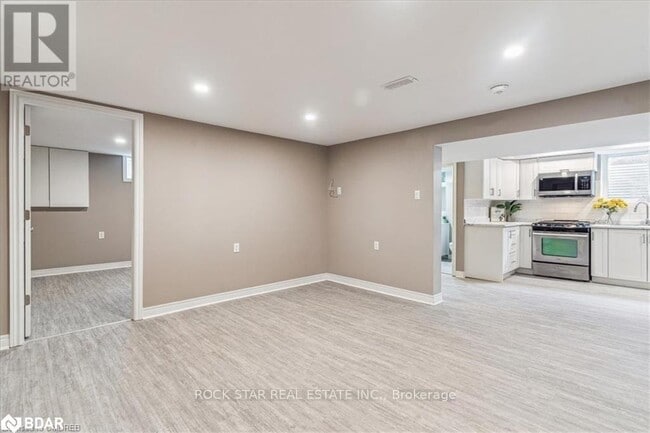 Building Photo - 10 Westdale Dr