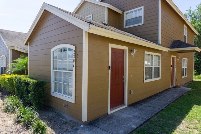 Building Photo - 2204 Fan Palm Dr