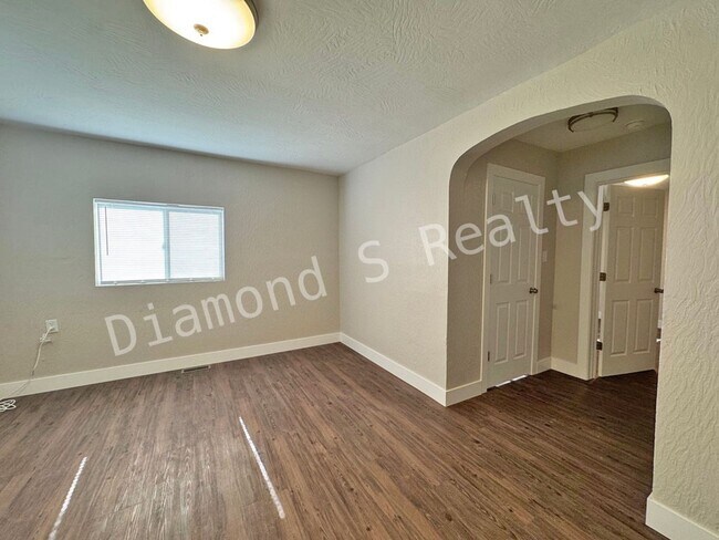 Foto del edificio - 1300 E Division St