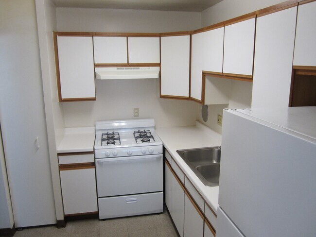 Kitchen - 757 Belmont Blvd