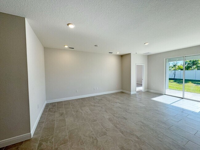 Building Photo - New Community in Apollo Beach!