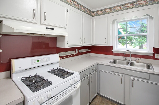 Building Photo - 246 St Paul St