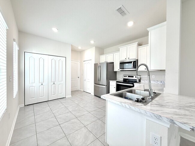 Foto del edificio - Newer Townhome in Ideal Location