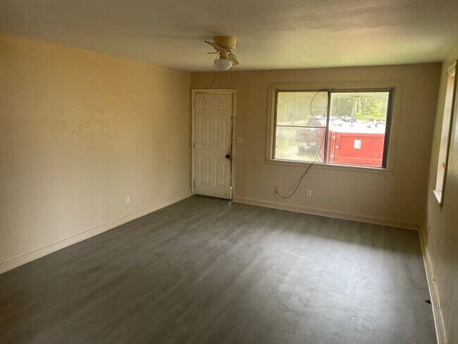 Building Photo - Remodeled 3 Bedroom Home