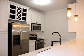 Building Photo - 901 Abernathy Rd NE