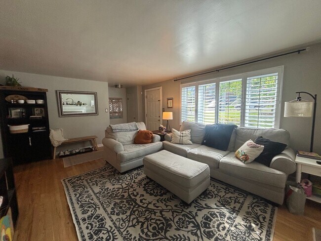 Building Photo - Beautiful 4 Bedroom Home In Mt. Lebanon!