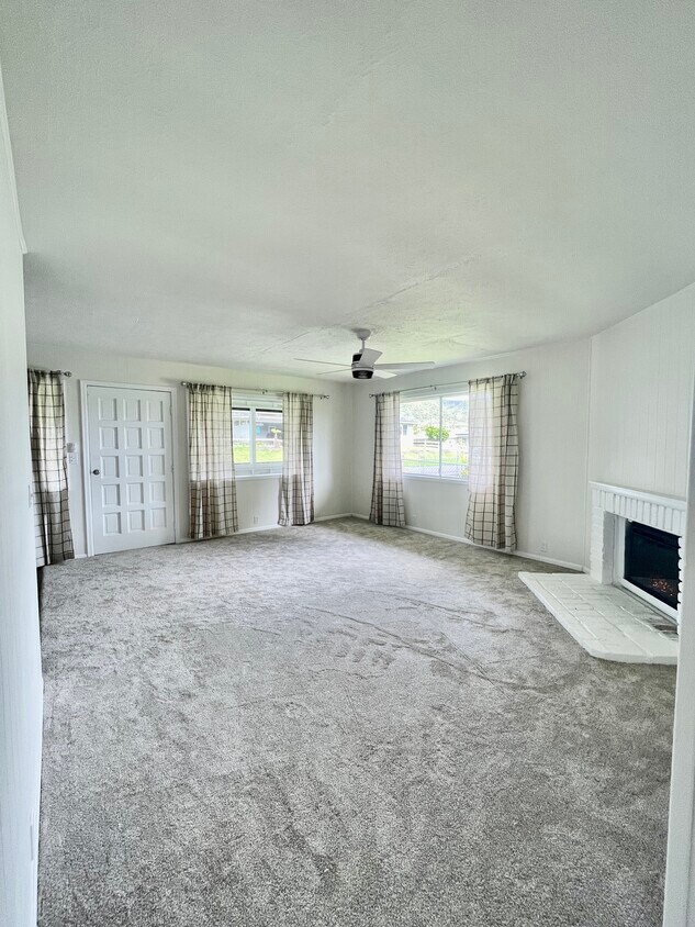 Livingroom - 64-5230 Nani Waimea St
