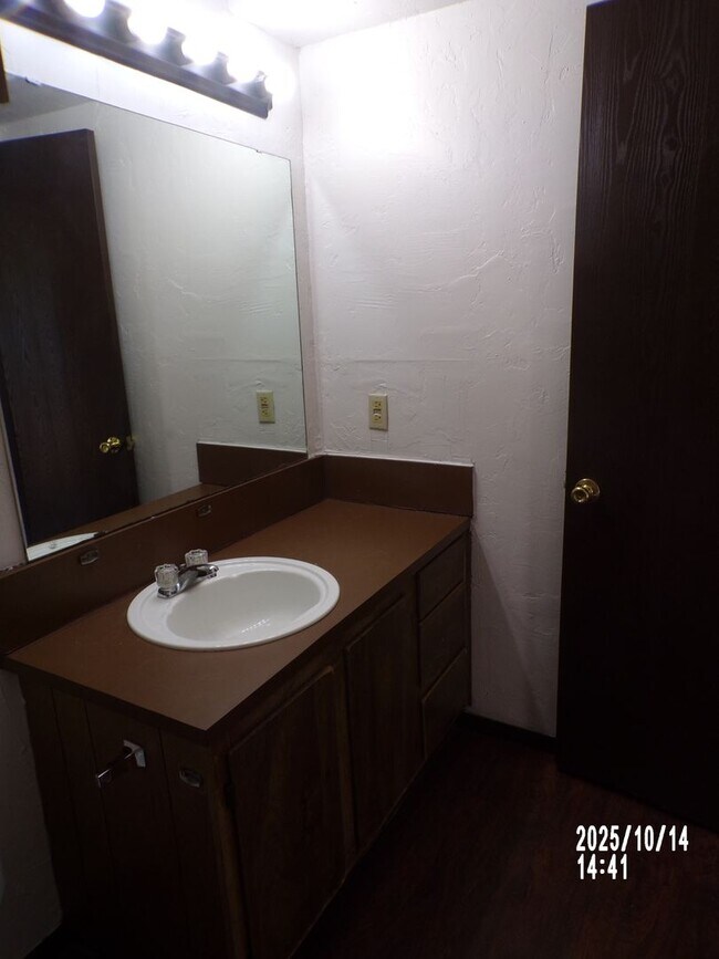 Foto del edificio - 2 STORY TOWNHOUSE , CLOSE TO SHOPPING AND RESTAURANTS
