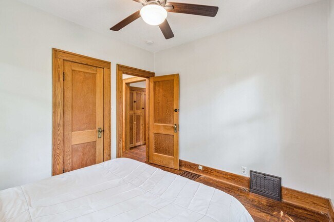 Foto del edificio - Cute 4 Bedroom 2 Bath Bungalow with a fenc...
