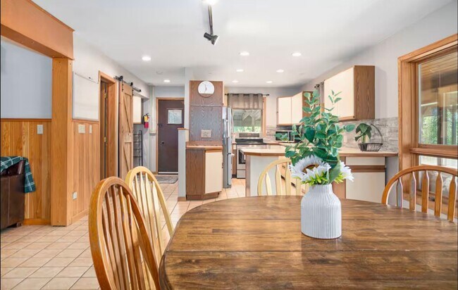 Foto del edificio - Beautiful, secluded 3 bedroom home for rent