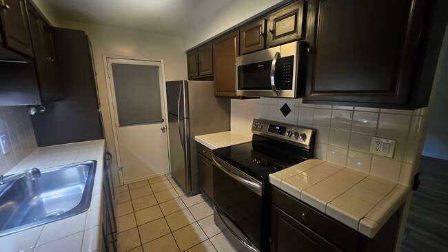 Building Photo - 2130 N Beachwood Dr
