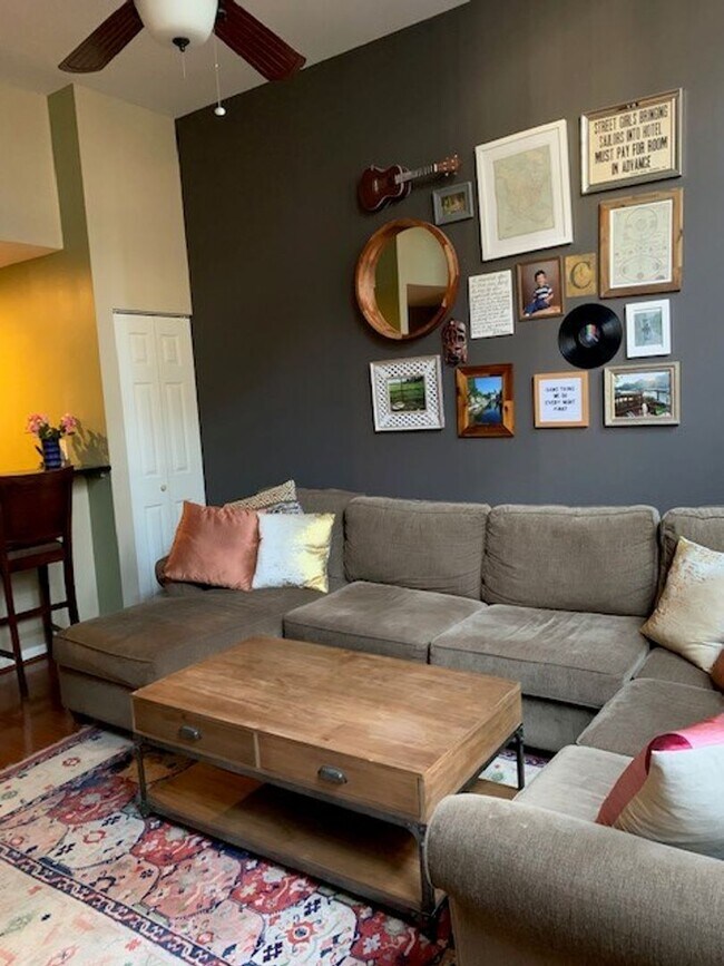 Foto del edificio - Gorgeous 2-Bedroom Condo in Old City! Free Parking Spot Included!