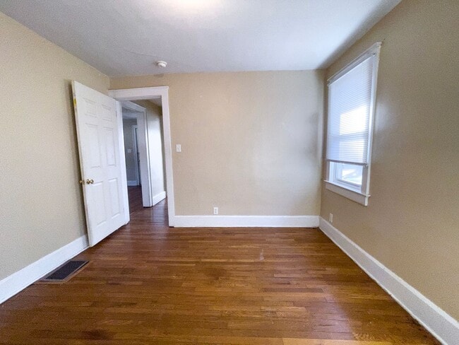 Building Photo - PRELEASING for AUGUST! Close to Campus