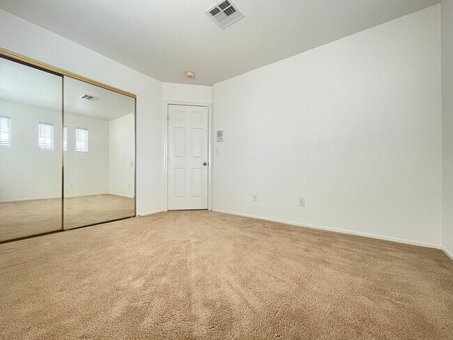 Foto del edificio - 3bedroom home in a GATED community near the strip