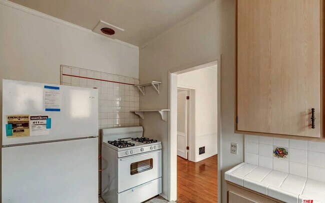 Foto del edificio - 201 S Doheny Dr