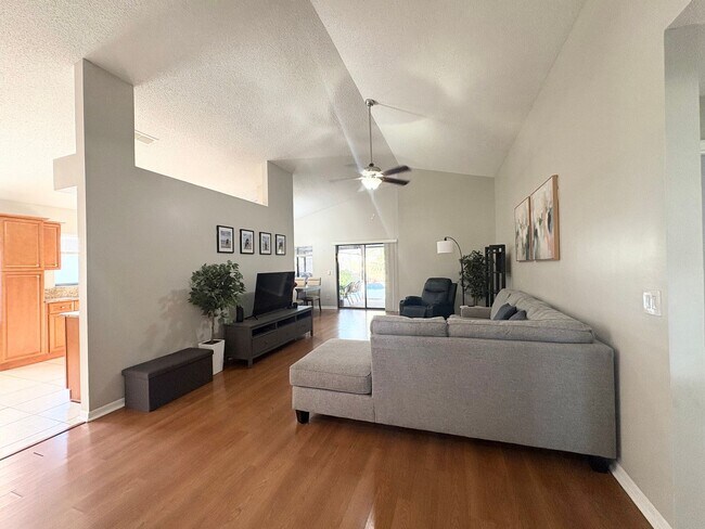 Foto del edificio - Gorgeous fully upgraded pool home in Ovied...