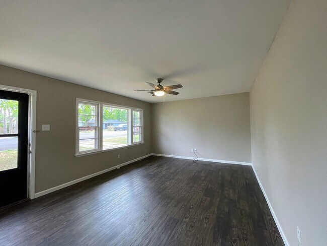 Foto del edificio - Your Snyder Sanctuary Awaits: 3 Beds, Big Yard & All the Modern Comforts You Crave!