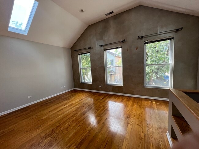 Building Photo - 925 S Carpenter St